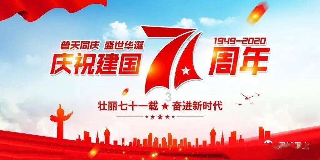 一小区外面包车起火，周围多车受损
